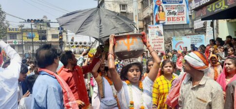 Chaitra Navratri 2022 : माँ की उपासना के बाद सांग बाना ... सिर पर कलश धारण किए नंगे पैर चल कर.... जंवारा विसर्जन यात्रा निकली 3 WhatsApp Image 2022 04 10 at 3.03.46 PM 2