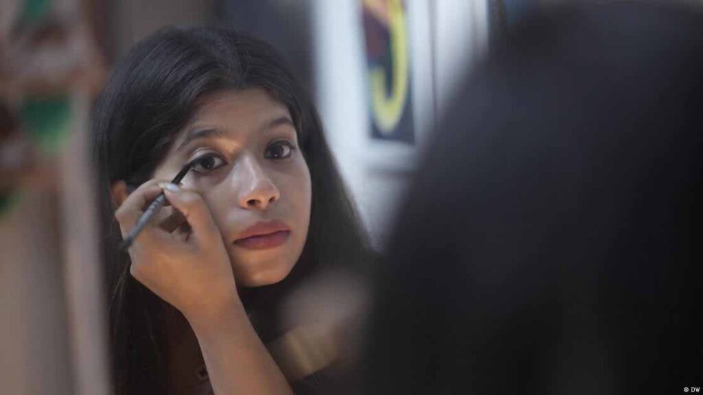 संघर्षरत अभिनेत्री मोना दास ने डीडब्ल्यू को बताया कि बॉलीवुड में #MeToo घोटालों की श्रृंखला के बाद से बहुत कुछ नहीं बदला है।