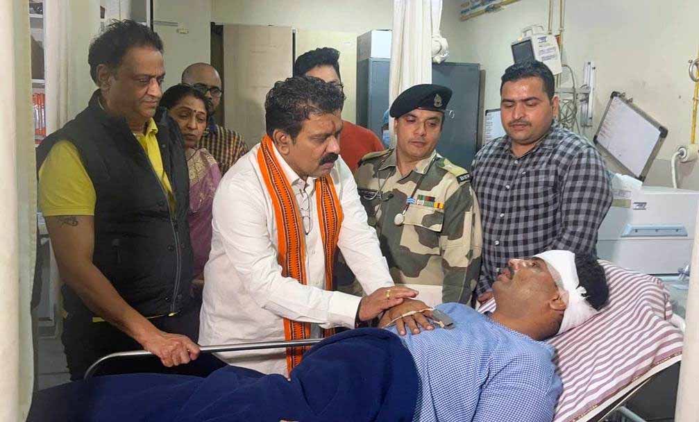 अस्पताल पहुंचकर BSF के घायल जवानों का डिप्टी सीएम विजय शर्मा ने जाना हाल 1 अस्पताल पहुंचकर BSF के घायल जवानों का डिप्टी सीएम विजय शर्मा ने जाना हाल