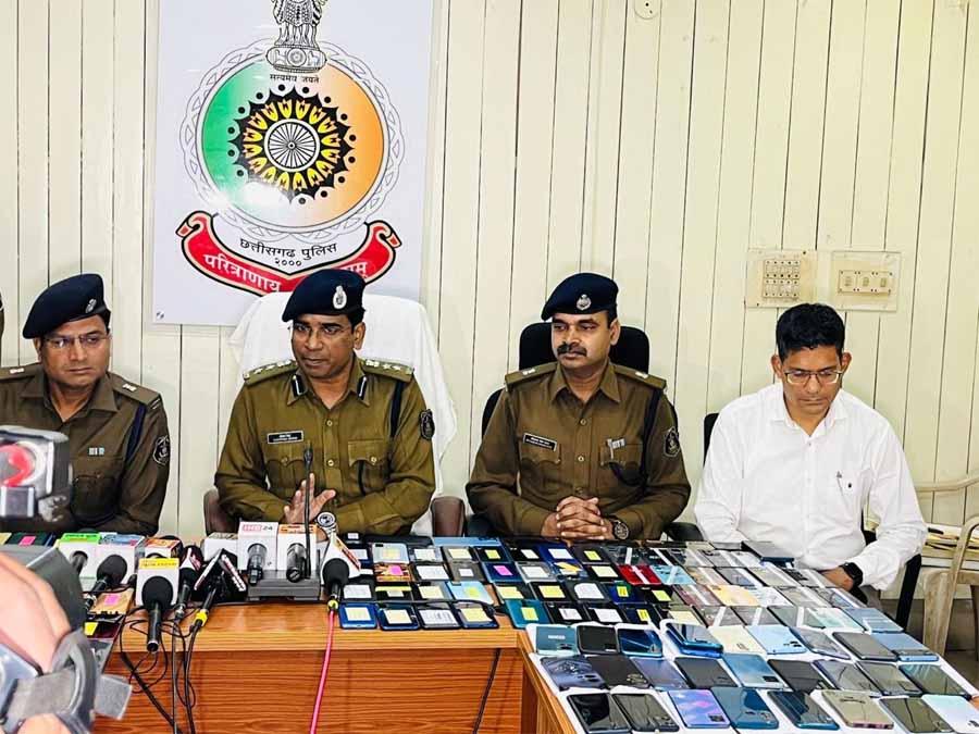 Raipur Police : रायपुर पुलिस को मिली बड़ी सफ़लता लगभग 1.25 करोड़ रूपये कीमत के गुम/चोरी हुए 601 नग मोबाईल फोन को ढूंढ निकाला 