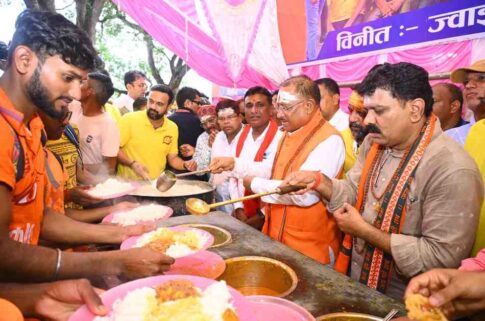 मुख्यमंत्री विष्णुदेव साय ने भोरमदेव में हजारों कावड़ियों का पुष्प वर्षा कर किया भव्य स्वागत 1 Sawan Somwar