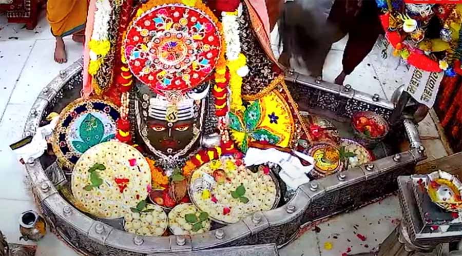 Madhya Pradesh : रक्षाबंधन की धूम, बाबा महाकाल को बांधी गई वैदिक राखी 