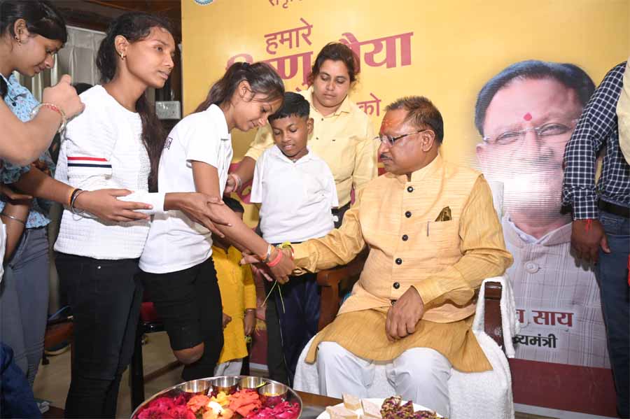 Divyaang Balika : पैरों से मुख्यमंत्री साय को वर्षा ने बांधी राखी, पैरों से मिठाई खिलाई 