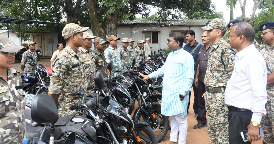 DRG SOLDIERS : वन मंत्री केदार कश्यप दो दिवसीय प्रवास में नारायणपुर पहुंचे; मंत्री ने DRG के जवानों को बाइक वितरण किया 