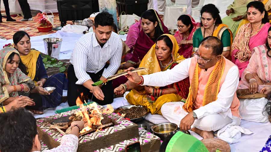 Sawan : पवित्र सावन मास में विष्णु ने सपरिवार किया शिव रूद्रामहाभिषेक