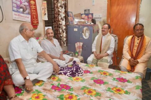 भाजपा राष्ट्रीय अध्यक्ष जे पी नड्डा एवं मुख्यमंत्री साय पूर्व सांसद श्रीगोपाल व्यास के निवास पर उसने भेंट करने पहुंचे 1 J.P Nadda visited to met Shrigopal ji