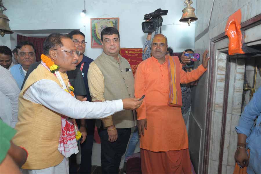 Wear a Golden Crown : मुख्यमंत्री विष्णु देव साय ने गोल बाजार के विघ्नहर्ता के दर्शन-पूजन कर नवरत्न जड़ित स्वर्ण मुकुट पहनाये 2 Wear a Golden Crown : मुख्यमंत्री विष्णु देव साय ने गोल बाजार के विघ्नहर्ता के दर्शन-पूजन कर नवरत्न जड़ित स्वर्ण मुकुट पहनाये