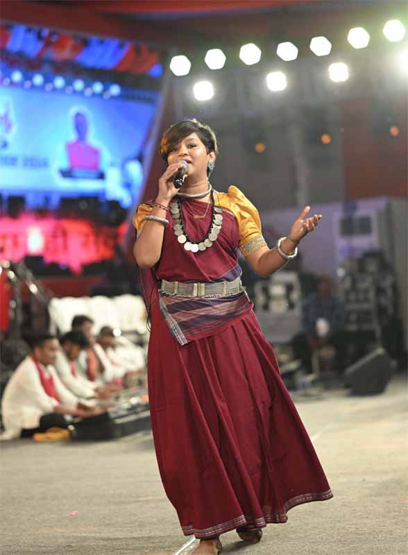 Beng Bang Girl Neeti Mohan : "बेंग बेंग गर्ल" बॉलीवुड गायिका नीति मोहन की मधुर आवाज़ ने दर्शकों को मंत्रमुग्ध कर दिया कि लोग खुद को झूमने से रोक नहीं पाए