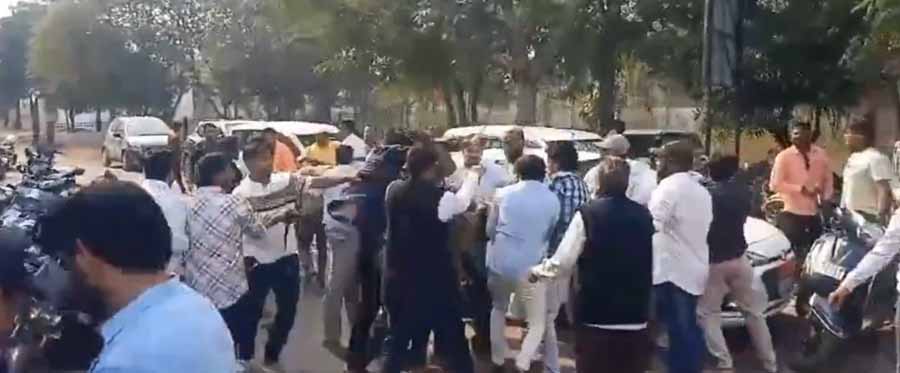 Now big fighting two groups In A : महासमुंद में मुस्लिम समाज के दो गुटों में जमकर मारपीट; लोहे के रॉड और बेट हमला; कई लोग घायल