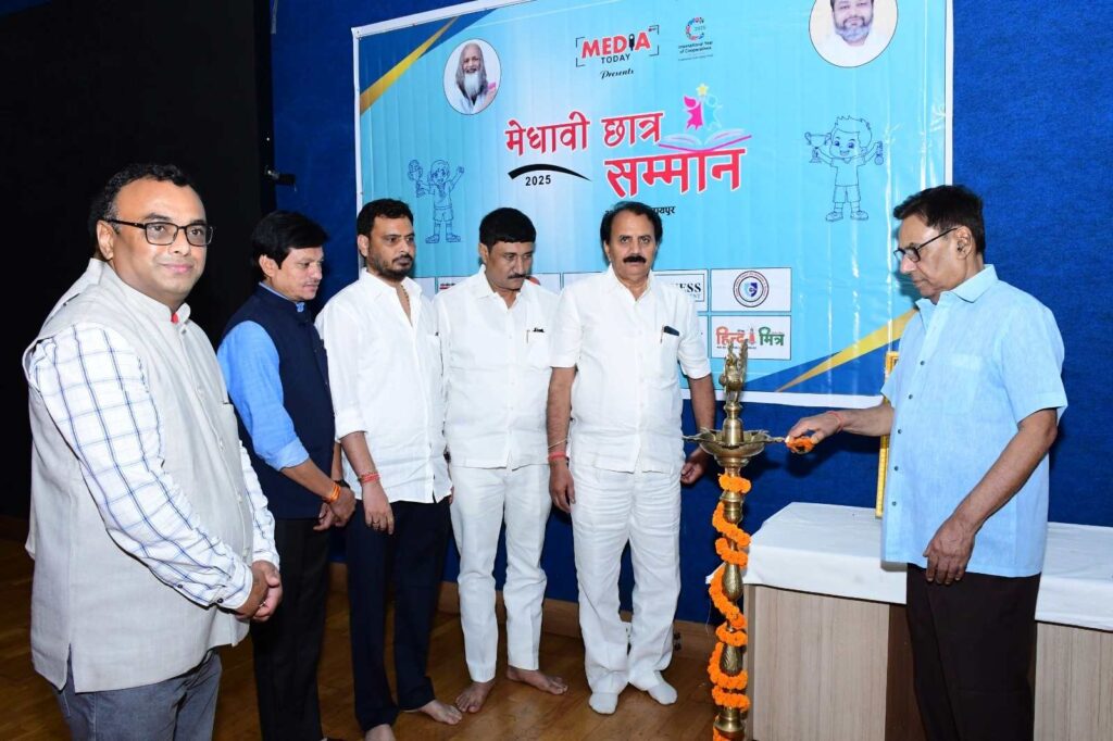 Meritorious students honoured : "मेधावी छात्र सम्मानित, रंगारंग प्रस्तुतियों ने मोहा मन" 