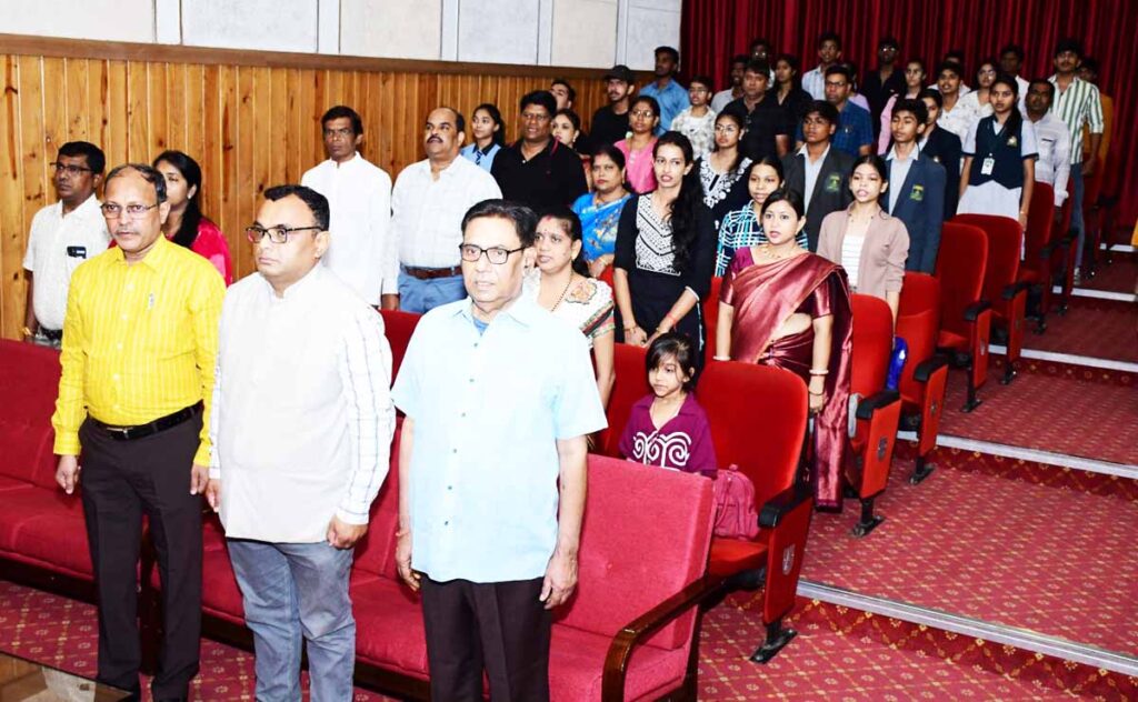 Meritorious students honoured : "मेधावी छात्र सम्मानित, रंगारंग प्रस्तुतियों ने मोहा मन" 