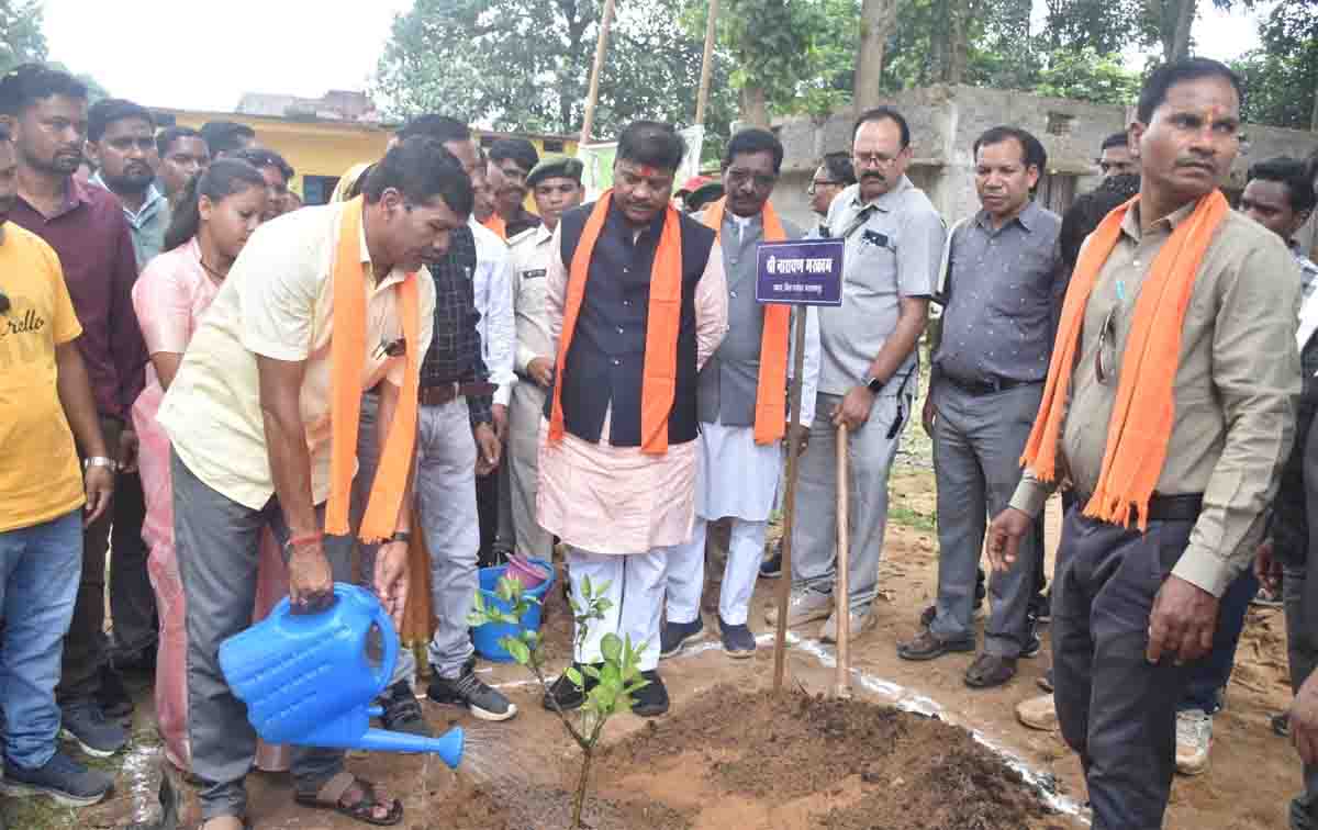 वनमंत्री कश्यप ने पौष्टिक नाश्ता योजना शुरू किया; भाटपाल की बदलेगी तस्वीर; ₹1.87 करोड़ के विकास कार्यों का भूमिपूजन 1 Nutritious Food Now : वनमंत्री कश्यप ने प्राथमिक शालाओं में पौष्टिक आहार नाश्ता प्रदाय योजना का किया शुभारंभ