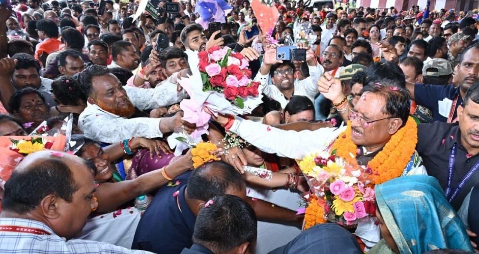 जापान और दक्षिण कोरिया के सफल विदेश दौरे से वापस लौटे मुख्यमंत्री, एयरपोर्ट पर स्वागत हेतु उमड़ा जन सैलाब 2 CM Sai Came Back from foreign Tour : जापान और दक्षिण कोरिया के सफल विदेश दौरे से वापस लौटे मुख्यमंत्री, एयरपोर्ट पर स्वागत हेतु उमड़ा जन सैलाब