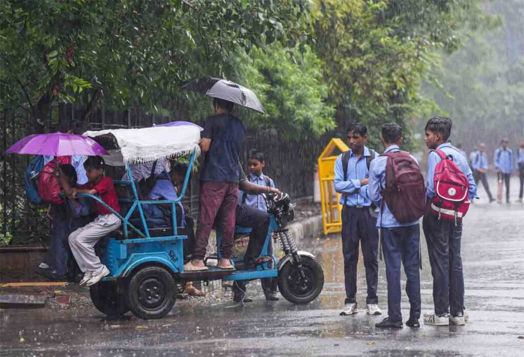Heavy rain in Delhi Now : दिल्ली -NCR में झमाझम बारिश, IMD ने जारी किया येलो अलर्ट