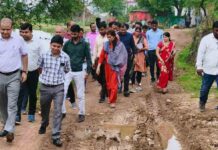 टेमरी ग्राम पंचायत में अधिकारियों का औचक दौरा; योजनाओं की समीक्षा,किये ग्रामीणों से सीधे संवाद nadghat temri gram panchayat samiksha now