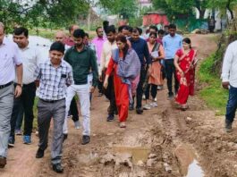 टेमरी ग्राम पंचायत में अधिकारियों का औचक दौरा; योजनाओं की समीक्षा,किये ग्रामीणों से सीधे संवाद nadghat temri gram panchayat samiksha now