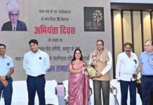 अभियंता दिवस पर महापौर मीनल चौबे और आयुक्त विश्वदीप ने सेवानिवृत्त अभियंताओं को किया सम्मानित abhiyanta divas