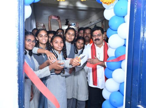 बच्चों के संग विद्यार्थी बने उपमुख्यमंत्री विजय शर्मा 1 Smart Classroom inaugrated at Kawardha Schools