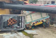 MP धार जिले के पीथमपुर में बड़ा हादसा; भारी क्रेन में दबकर पिचकी पिकअप वैन , 2 लोगों की मौत Big accident Pithampur