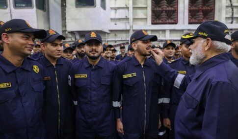 आईएनएस विक्रांत में पीएम मोदी ने नौसेना के जवानों के साथ मनाई दिवाली, कहा यह सौभाग्य है मेरा 1 PM Modi at INS Vikrant