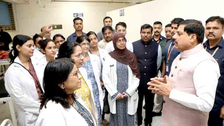मुख्यमंत्री डॉ. यादव ने हमीदिया हॉस्पिटल में बच्चों और नागरिकों के स्वास्थ्य का हाल-चाल जाना 1 CM Dr. Yadav Hamidia Hospital : मुख्यमंत्री डॉ. यादव ने हमीदिया हॉस्पिटल में बच्चों और नागरिकों के स्वास्थ्य का हाल-चाल जाना