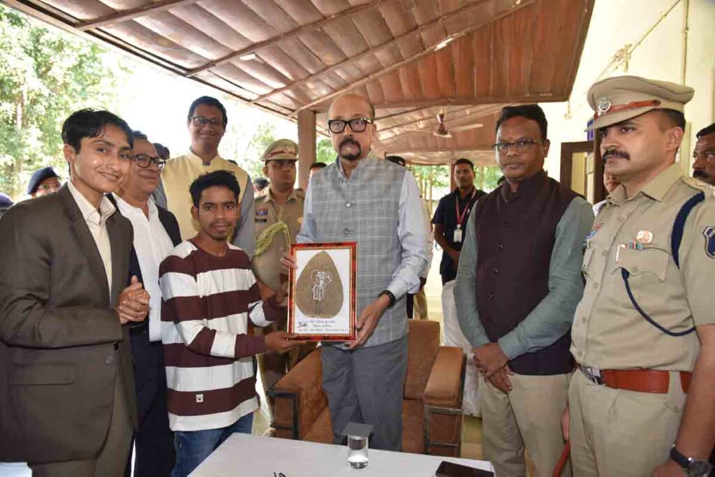 राज्यपाल रमेन डेका ने दुगली में वनधन विकास केन्द्र का किया अवलोकन;महिलाओं की आत्मनिर्भरता की सराहना की 1 governor ramen deka : राज्यपाल रमेन डेका ने दुगली में वनधन विकास केन्द्र का किया अवलोकन;महिलाओं की आत्मनिर्भरता की सराहना की