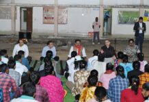 पुनर्वासित युवाओं के साथ उपमुख्यमंत्री ने लगाई चौपाल, खुद बैठकर युवाओं के बनवाये आधारभूत दस्तावेज Deputy Cm Sharma at Punarvas Kendara