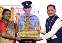 जनजातीय गौरव दिवस समारोह का ऐतिहासिक क्षण : मुख्यमंत्री साय ने राष्ट्रपति श्रीमती मुर्मु को भेंट की भगवान बिरसा मुंडा की बस्तर आर्ट प्रतिमा Janjatiya Gaurav Divas 2025