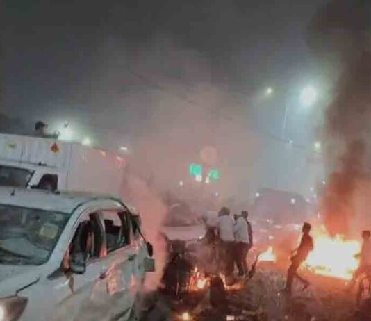 рдирдИ рджрд┐рд▓реНрд▓реА : рд▓рд╛рд▓ рдХрд┐рд▓реЗ рдХреЗ рдкрд╛рд╕ рдХрд╛рд░ рдореЗрдВ рдзрдорд╛рдХрд╛, рддреАрди рдЧрд╛рдбрд╝рд┐рдпреЛрдВ рдореЗрдВ рд▓рдЧреА рдЖрдЧ New Delhi Explosion car