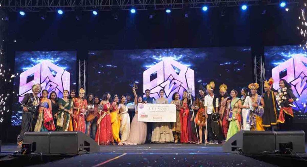 Shreya Ghoshal : श्रेया घोषाल के मंत्रमुग्ध कर देने वाले लाइव प्रदर्शन; एम्स रायपुर ओरिआना 2025 का भव्य समापन समारोह