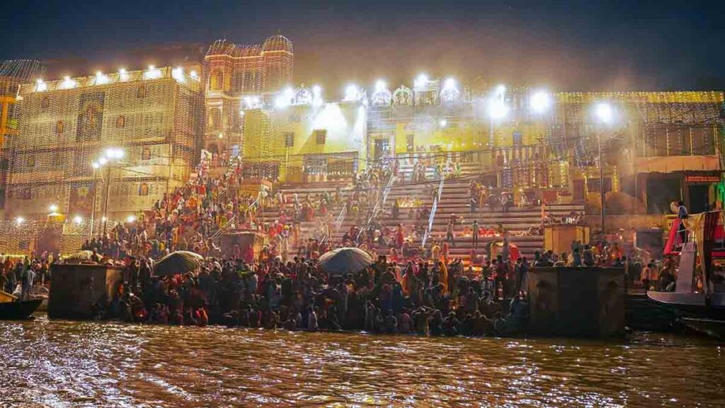 Kartik Purnima : कार्तिक पूर्णिमा के शुभ अवसर पर पवित्र नदियों में लगी आस्था की डुबकी 
