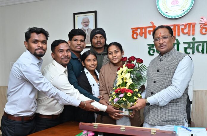 CM Sai met Tribal Boys Hostel delegation