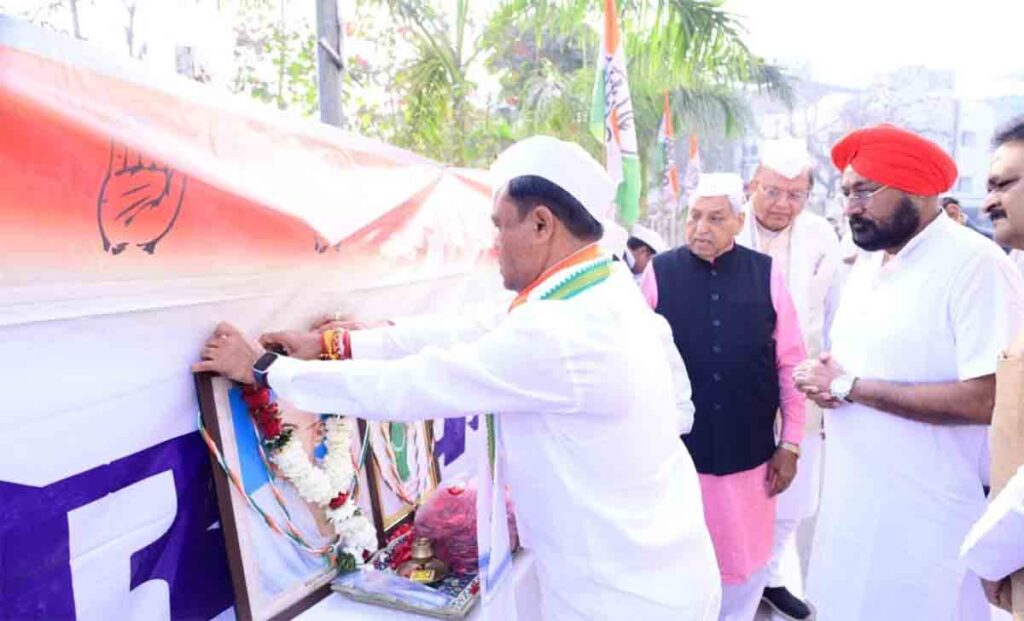 Deepak Baij : 77 वें गणतंत्र दिवस पर दीपक बैज ने तिरंगे को सलामी देकर दिया संविधान रक्षा का संदेश