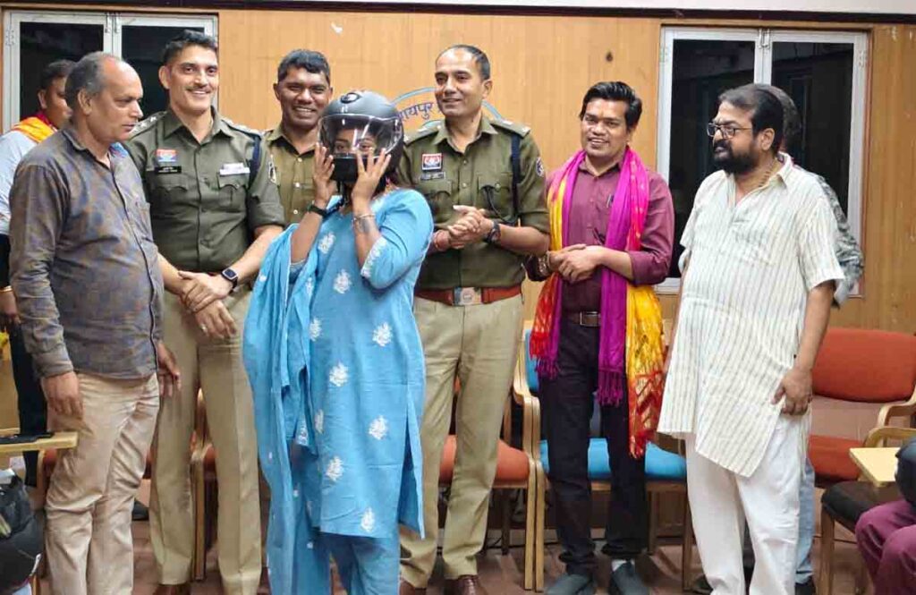 Raipur Press Club Police 22 : रायपुर प्रेस क्लब–पुलिस साझेदारी से सड़क सुरक्षा का संदेश, 22 कप्तान हेलमेट के साथ सम्मानित 1 Raipur Press Club Police 22 : रायपुर प्रेस क्लब–पुलिस साझेदारी से सड़क सुरक्षा का संदेश, 22 कप्तान हेलमेट के साथ सम्मानित