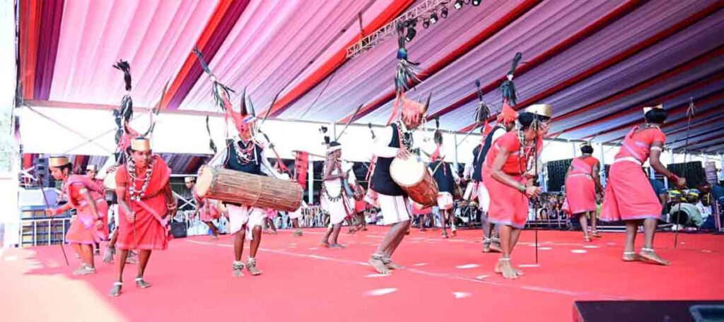 President Gaur Nritya : राष्ट्रपति के समक्ष बास्तानार के युवाओं ने ‘गौर नृत्य’ से बिखेरे अद्भुत लोक-रंग