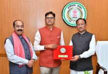 मुख्यमंत्री साय से आज विधानसभा परिसर स्थित उनके कक्ष में वित्त मंत्री चौधरी ने वित्तीय वर्ष 2026-27 का बजट प्रस्तुत करने से पूर्व मुलाकात की Minister Chaudhari meet CM Sai