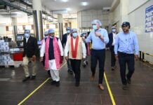 उपमुख्यमंत्री शर्मा एवं वन मंत्री कश्यप ने पशुपालकों एवं बिहान दीदियों के साथ किया आधुनिक डेयरियों का भ्रमण Ministers from CG in Gujrat