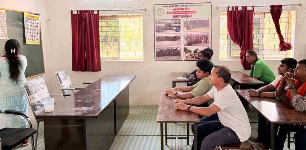 Naxal Rehabilitation Policy : जिन हाथों ने कभी बंदूक थामकर हिंसा को अंजाम दिया, वही प्रशिक्षण लेकर सीख रहे हुनर