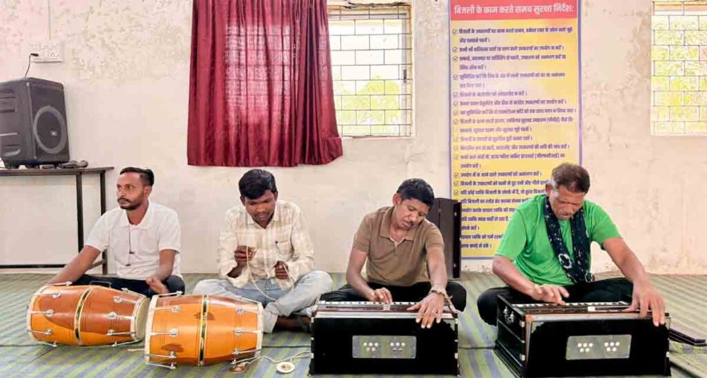 Naxal Rehabilitation Policy : जिन हाथों ने कभी बंदूक थामकर हिंसा को अंजाम दिया, वही प्रशिक्षण लेकर सीख रहे हुनर