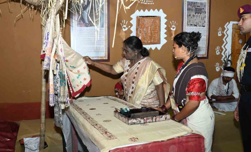 President Murmu visited exhibition : जनजातीय परंपराओं और संस्कृति पर आधारित भव्य प्रदर्शनी का राष्ट्रपति श्रीमती द्रौपदी मुर्मु ने किया अवलोकन