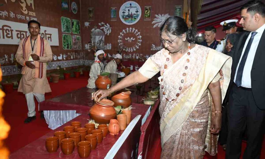 President Murmu visited exhibition : जनजातीय परंपराओं और संस्कृति पर आधारित भव्य प्रदर्शनी का राष्ट्रपति श्रीमती द्रौपदी मुर्मु ने किया अवलोकन