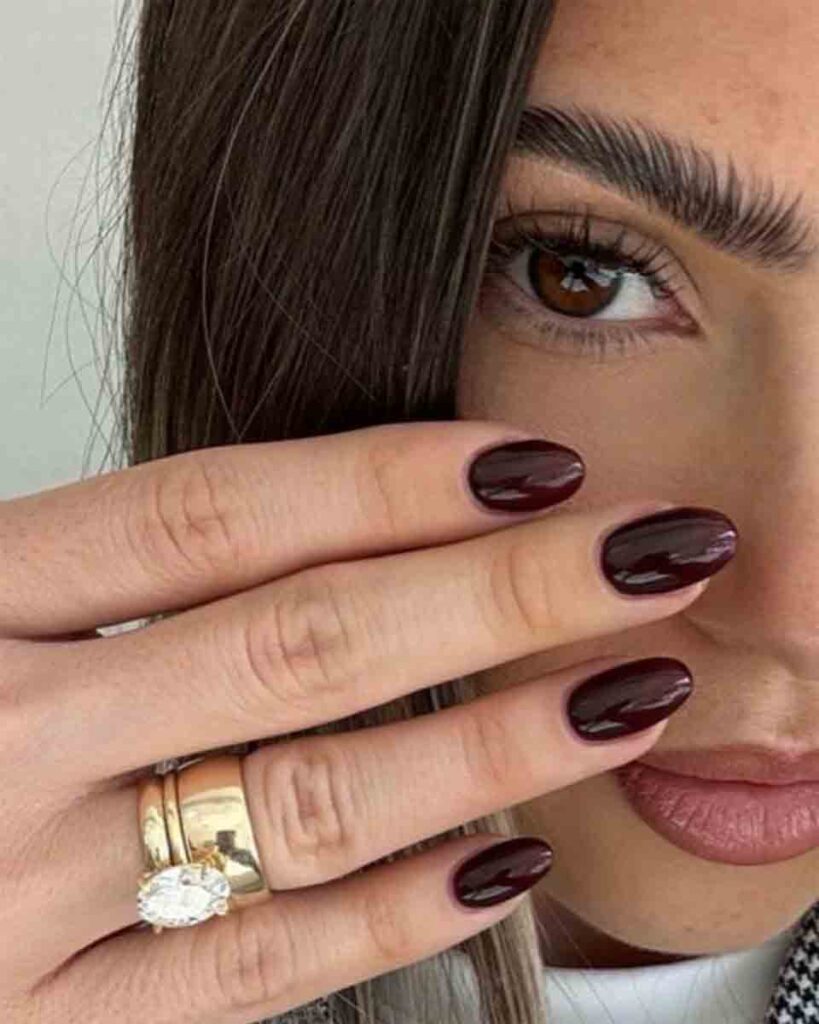 10 classic nail polish shades : 10 क्लासिक नेल पॉलिश शेड्स: लाल से न्यूड तक जो हमेशा रहेंगे इन स्टाइल