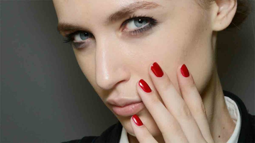 10 classic nail polish shades : 10 क्लासिक नेल पॉलिश शेड्स: लाल से न्यूड तक जो हमेशा रहेंगे इन स्टाइल
