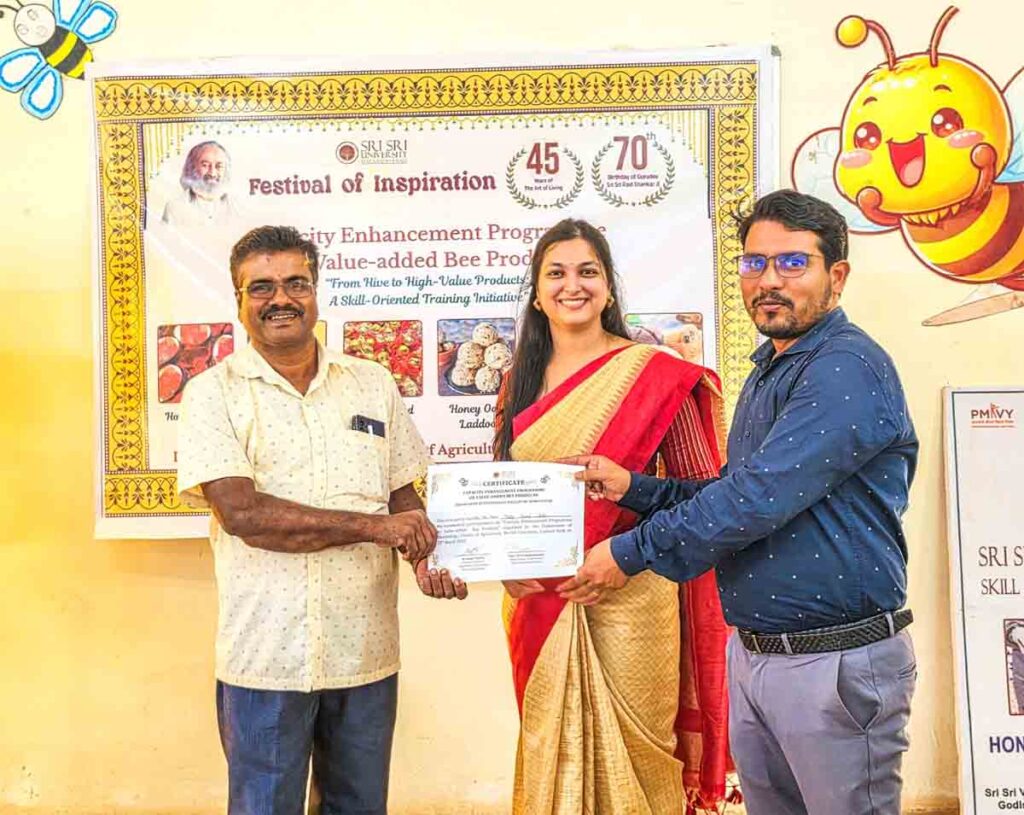 shri shri University : श्री श्री यूनिवर्सिटी में शहद से स्वरोजगार से आत्मनिर्भरता का संदेश