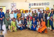 श्री श्री यूनिवर्सिटी में शहद से स्वरोजगार से आत्मनिर्भरता का संदेश shri shri University : ओडिशा के कटकस्थित श्री श्री यूनिवर्सिटी में मूल्य वर्धित मधुमक्खी उत्पादों पर एक क्षमता संवर्धन कार्यक्रम का आयोजन किया गया। कार्यक्रम का उद्देश्य मधुमक्खी पालकों को पारंपरिक शहद उत्पादन से आगे बढ़कर आय के नए स्रोत विकसित करने के लिए प्रशिक्षित करना था।