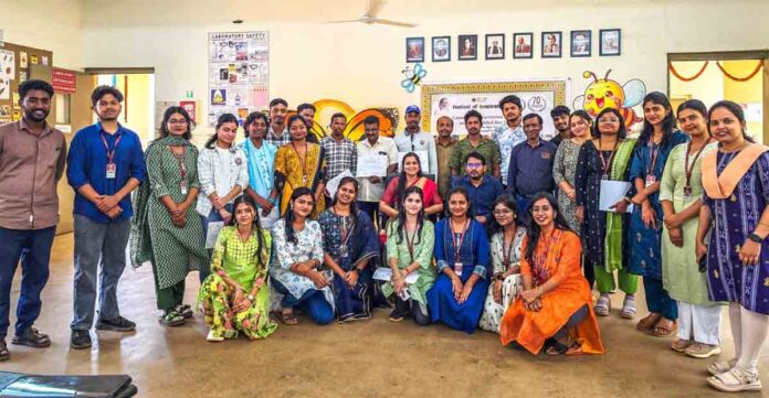 shri shri University :  ओडिशा के कटकस्थित श्री श्री यूनिवर्सिटी में मूल्य वर्धित मधुमक्खी उत्पादों पर एक क्षमता संवर्धन कार्यक्रम का आयोजन किया गया। कार्यक्रम का उद्देश्य मधुमक्खी पालकों को पारंपरिक शहद उत्पादन से आगे बढ़कर आय के नए स्रोत विकसित करने के लिए प्रशिक्षित करना था।