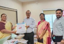 झारखंड के सूचना एवं जनसंपर्क विभाग की टीम ने छत्तीसगढ़ संवाद द्वारा प्रकाशित ‘रोजगार और नियोजन’ की ली जानकारी team Information Jharkhand