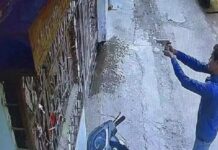 झारखंड में भाजपा नेता के घर पर ताबड़तोड़ फायरिंग, सीसीटीवी में कैद हुई वारदात Firing at Jharkhands BJP Leader House