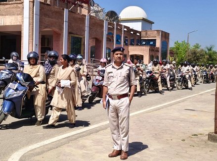 अग्निशमन सुरक्षा सप्ताह पर बलरामपुर में हेलमेट जागरूकता रैली आयोजित 1 Helmet Awareness Rally at Balrampur