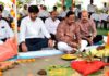 कृषि मंत्री नेताम ने मिट्टी एवं बीजों की पूजा की और ट्रैक्टर चलाकर बीजों की बुआई की Krishi Mantri Netam did Mitti Beej Pooja